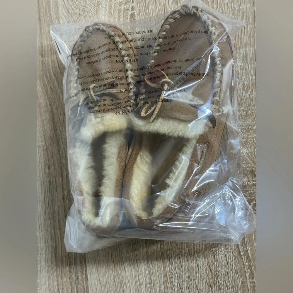 LL Bean Kids 1 Chestnut Wicked Good Moccasins Sheepskin Slippers